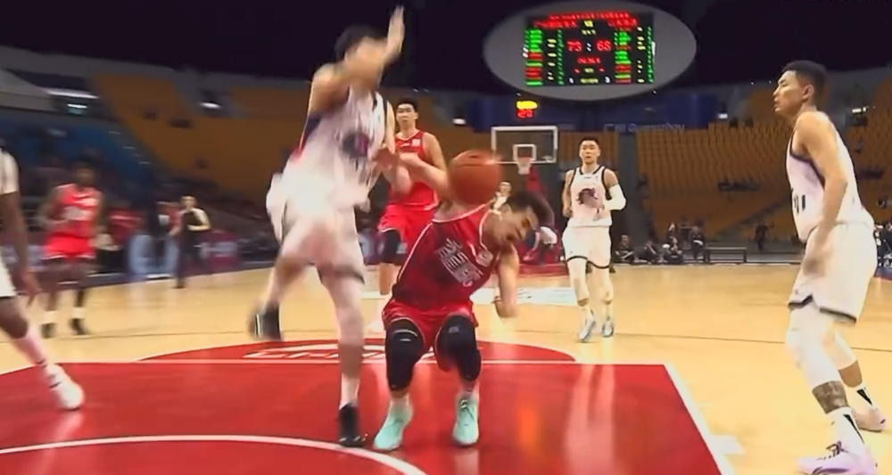 一次突如其来的惊险事件搅动篮球界(蓝球事件) 一次突如其来的惊险事件搅动篮球界(蓝球事件)